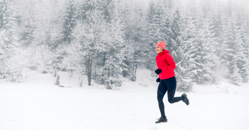Person joggt im Schnee mit wintergerechter Sportbekleidung