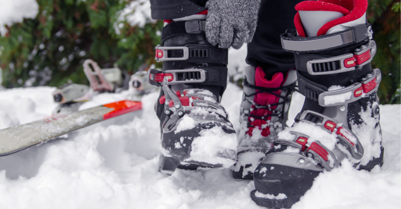 Eine Person schnallt Skischuhe an