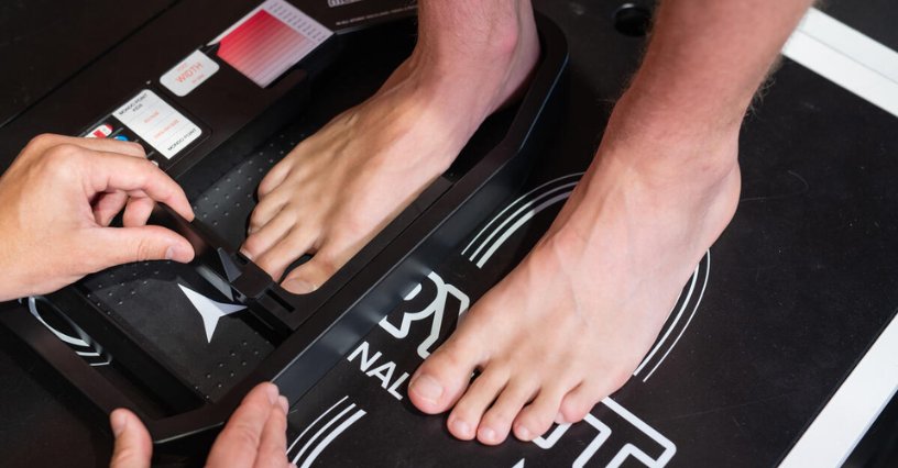 Fuß wird mit einem speziellen Gerät für Schuhe vermessen