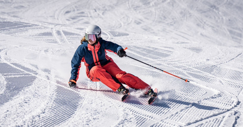 Skifahrer gleitet präzise auf perfekt präparierter Piste mit hochwertigem Equipment