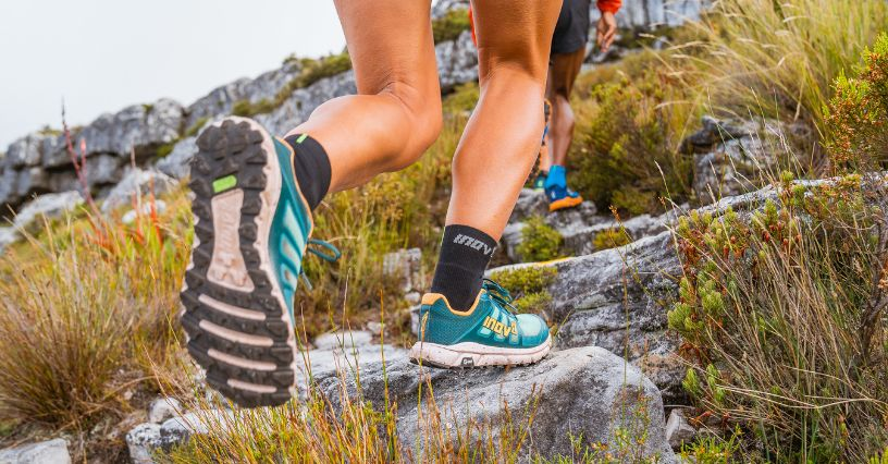 Läufer trägt robuste Wanderschuhe auf steinigem Pfad