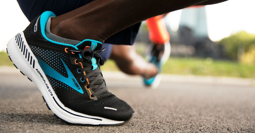 Ein Läufer trägt einen modernen Laufschuh auf der Straße