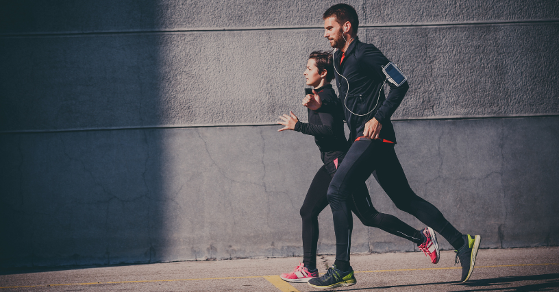 Ein Mann und eine Frau joggen auf der Straße