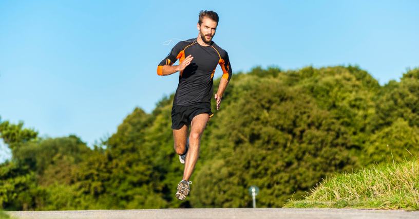 Ein Mann joggt auf einem Weg im Freien