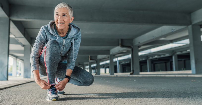 Eine Frau bindet ihre Sportschuhe