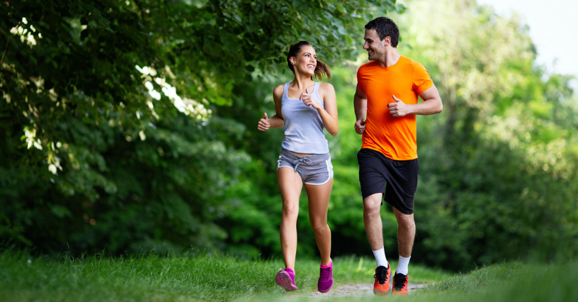 Ein Mann und eine Frau joggen im Park