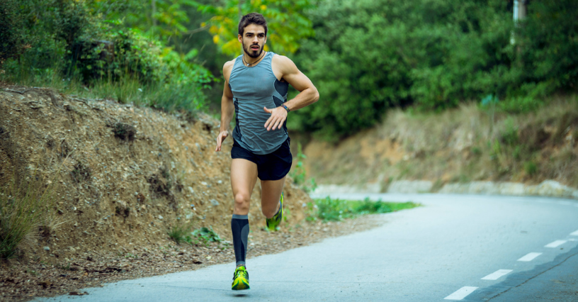 Ein Mann joggt auf einer Landstraße