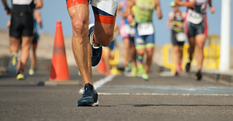 Ein Läufer tritt kraftvoll beim Marathon an