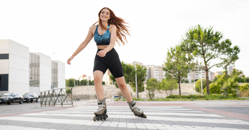 Eine Frau fährt auf Inlineskates über einen Zebrastreifen