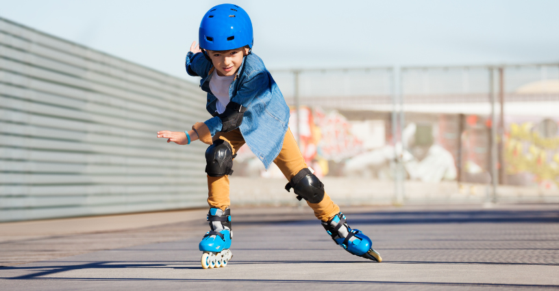 Ein Kind fährt auf einer Rampe mit Inlineskates