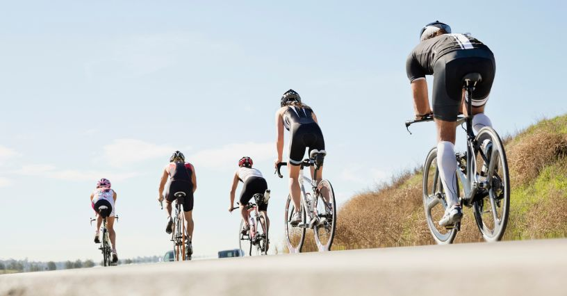Eine Gruppe von Radfahrern fährt auf einer Straße