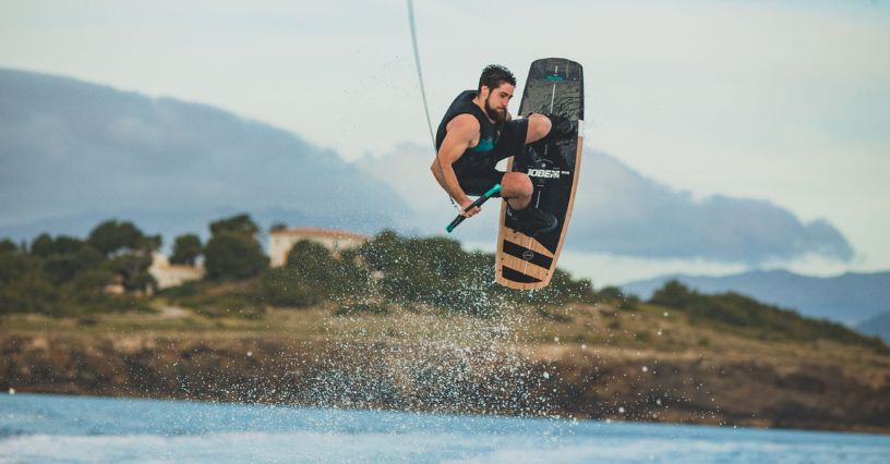 Mann beim Wakeboarden über Wasser