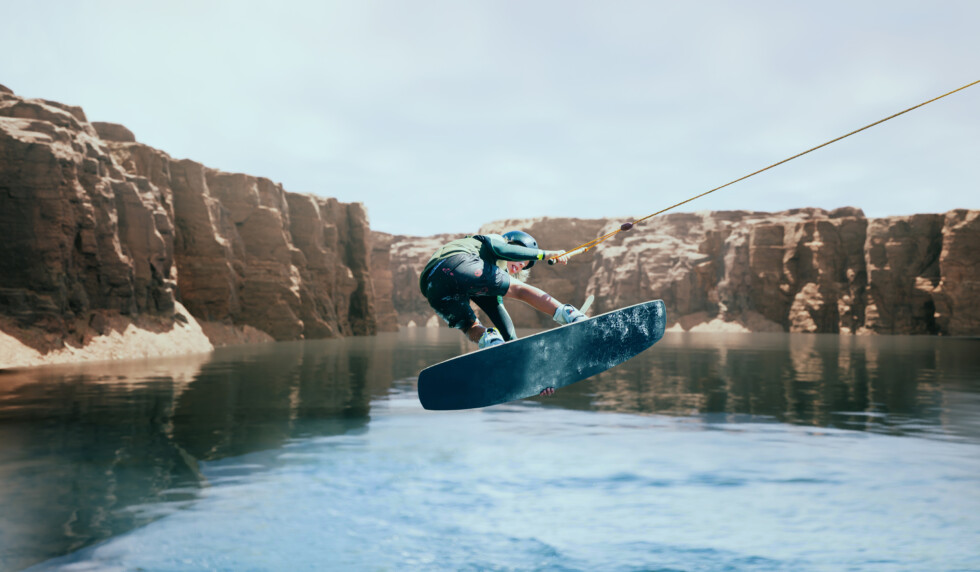 Eine Person fährt mit einem Wakeboard an einer Schlucht entlang