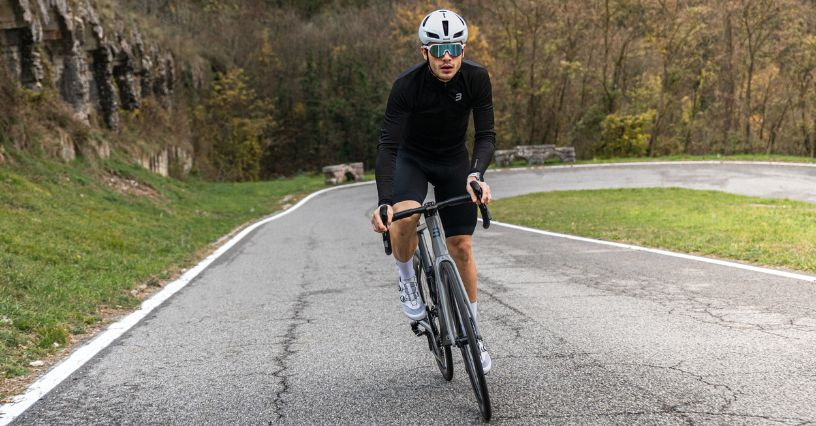 Ein Radfahrer fährt auf einer kurvenreichen Straße