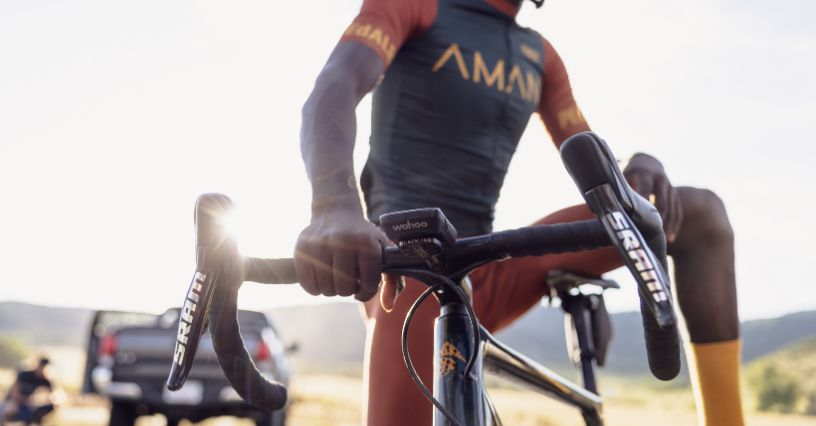 Ein Radfahrer hält die SRAM-Lenker eines Rennrads fest im Griff