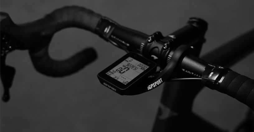 Das Bild zeigt einen Fahrradcomputer auf einem Rennradlenker
