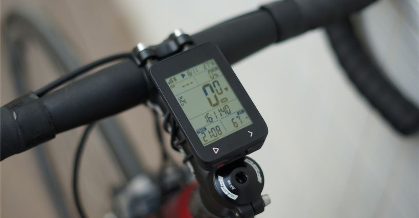 Fahrradcomputer montiert auf Lenker zeigt Geschwindigkeit und Distanz