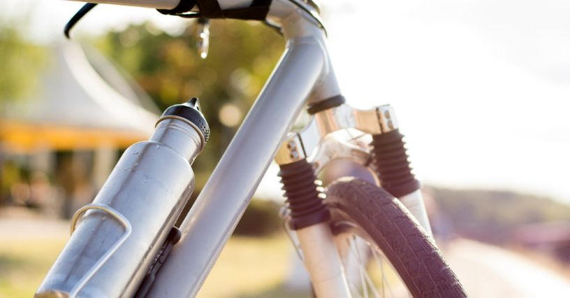 Ein Fahrrad mit einer Trinkflasche am Rahmen in der Sonne
