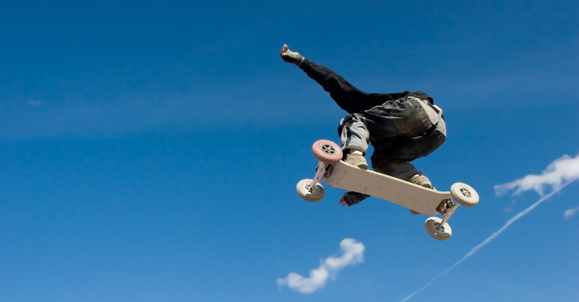 Eine Person springt mit einem Mountainboard in die Luft