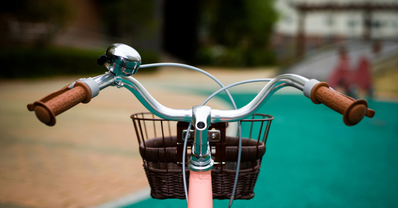 Ein Fahrradlenker mit Korb ist abgebildet
