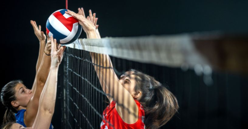 Ein Volleyball fliegt über das Netz im intensiven Spiel