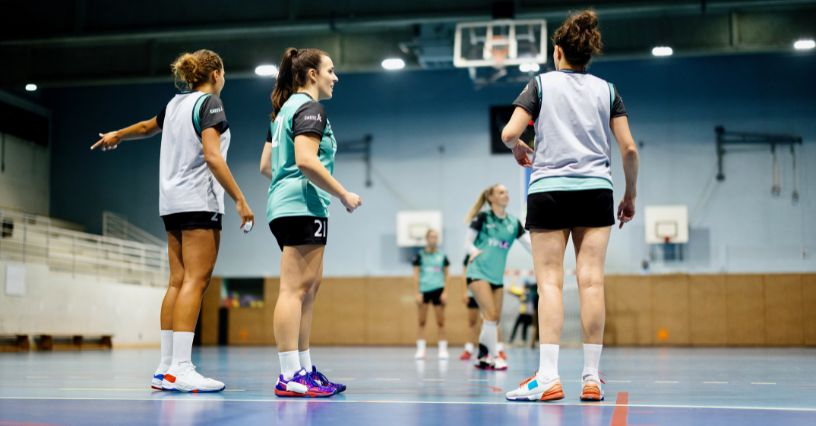 Sportler trainieren in einer Halle mit hochwertigen Hallenschuhen