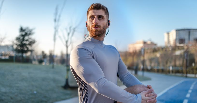Ein Mann bereitet sich im Freien auf das Training vor