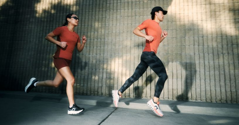 Zwei Personen joggen auf einem Gehweg