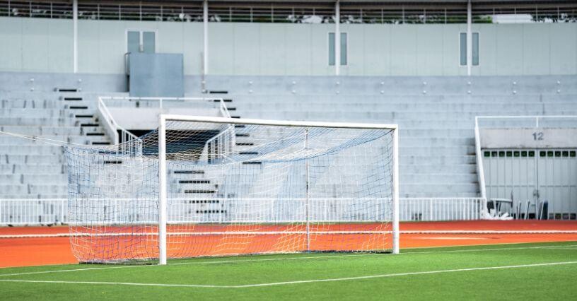 Ein leeres Fußballtor auf einem Sportplatz wartet auf das nächste Spiel
