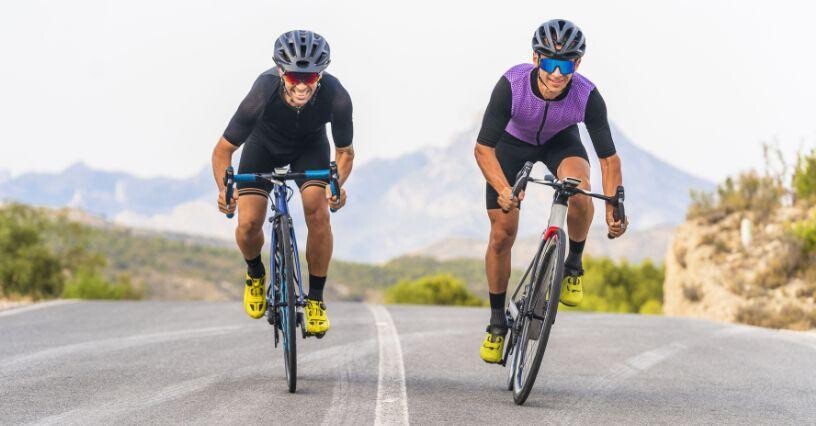 Zwei Radfahrer fahren auf einer offenen Straße
