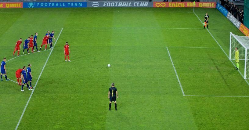 Ein Spieler bereitet sich auf einen Elfmeter auf dem Fußballfeld vor
