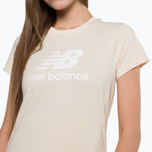 Damen New Balance Essentials Stacked Logo Co T-shirt beige NBWT31546