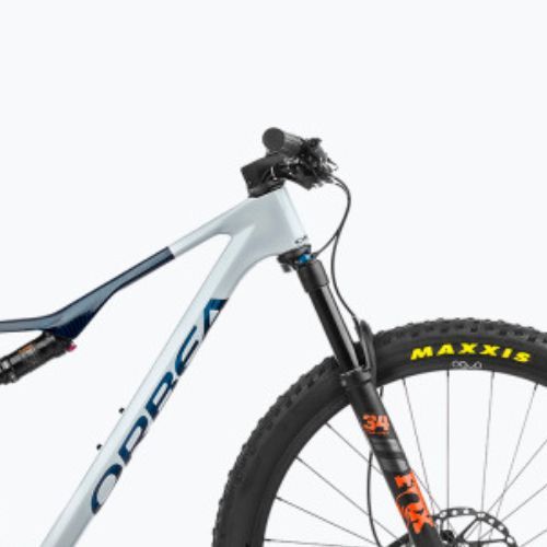 Orbea Oiz M20 2023 halo silber/blau carbon view Mountainbike