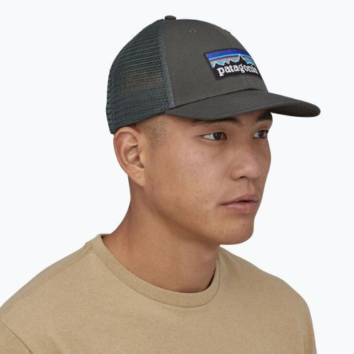 Patagonia P-6 Logo LoPro Trucker Baseballkappe schmieden grau