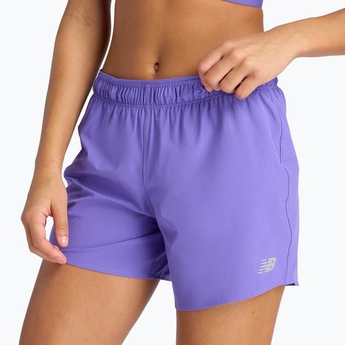 Laufshorts Damen New Balance Schuhe RC 5" electric purple