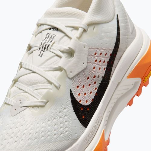 Damen-Laufschuhe Nike ACG Zegama Trail summit white/phantom/safety orange/schwarz