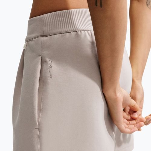 Damen Trainingsshorts Nike 24.7 ImpossiblySoft cream Ii/cream Ii/college grey