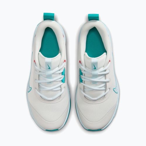 Nike Omni Multi-Court Schuhe in Off-White/Energy/Glacier Blue