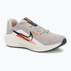 Nike Downshifter 13 Herren Laufschuhe Helles Eisenerz/Total Orange/Segel/Donnerblau
