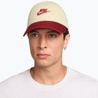Basecap Nike Club Unstructured Futura Wash light khaki/team crimson/team crimson