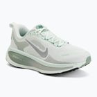 Laufschuhe für Damen Nike Vomero 18 barely green/steam/metallic silver