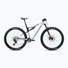 Orbea Oiz M30 2024 halo silber/blau carbon view Mountainbike