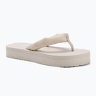 Damen Calvin Klein YW0YW01723 Strand Sandale Flatform Ttxr Satin dreifach Eierschale Flip Flops