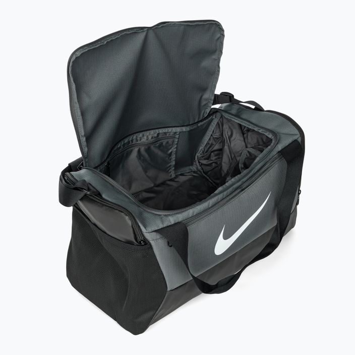 Nike Brasilia Trainingstasche 9.5 41 l grau/weiß 3