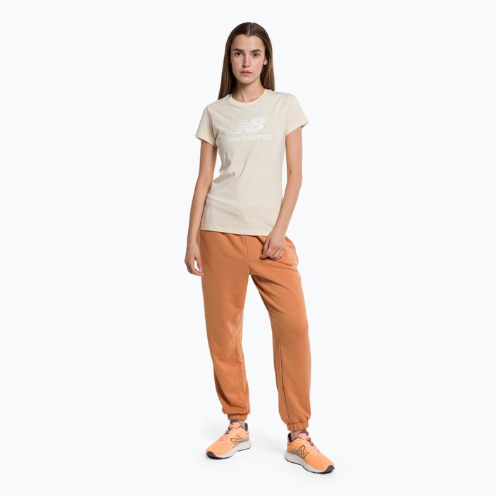 Damen New Balance Essentials Stacked Logo Co T-shirt beige NBWT31546 2