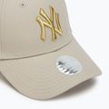 Damen New Era Metallic Logo 9Forty New York Yankees Baseballkappe hellbeige 3