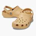 Crocs Klassische Weizen-Flip-Flops 6