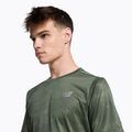 Herren New Balance Top Printed Impact Run SS Laufshirt Grün NBMT21263DON 4