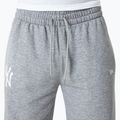 Herren New Era MLB Essentls Jogger New York Yankees grau med Hose 4