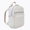 Damen Nike Sportswear Futura Mini 6 l helles Eisenerz/helles Eisenerz/weißer urbaner Rucksack 2